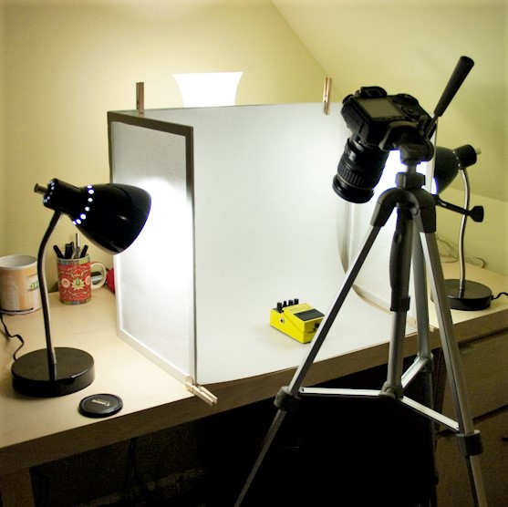 Productfotografie zelf gemaakte light box met bureaulampen